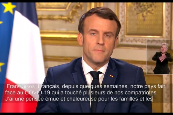 Il presidente francese Emmanuel Macron chiude scuole e università, ma da lunedì